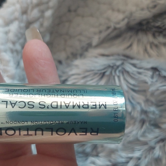 New makeup revolution liquid highlighter mermaid's scales - Picture 3 of 5